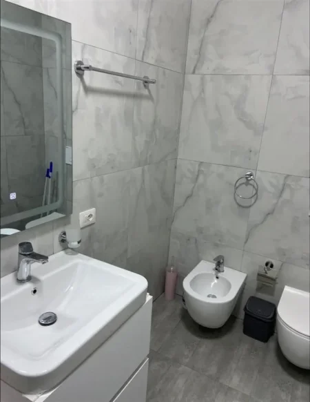 Tirane, jepet me qera apartament 1+1+Ballkon Kati 2, 65 m² 55 € (21 Dhjetori kompleksi Magnet.)