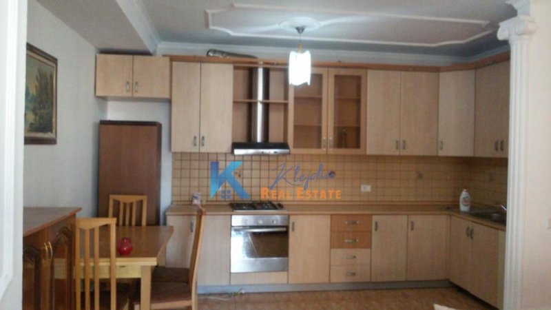 Tirane, jepet me qera apartament 1+1 Kati 4, 79 m² 550 € (Myslym Shyr, rruga Him Kolli)