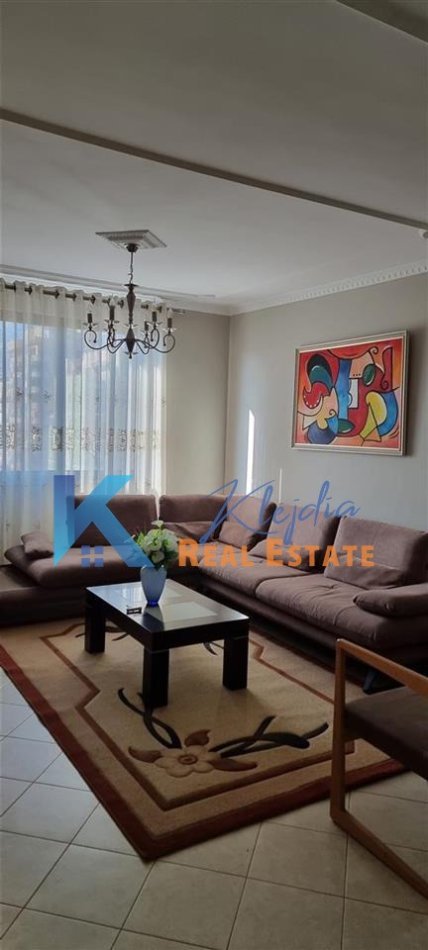 Tirane, jepet me qera apartament 3+1 Kati 5, 115 m² 750 € (21 Dhjetori, afer Supermarket Joena)
