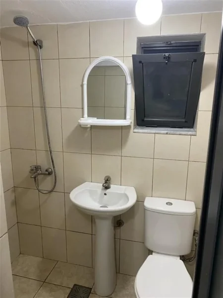 Tirane, jepet me qera shtepi 1+1 Kati 1, 65 m² 300 € (Selite)