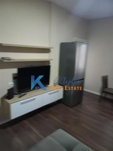 Tirane, jepet me qera apartament 1+1 Kati 6, 55 m² 370 € (Ali Dem, afer Shkolles 1 Maji)