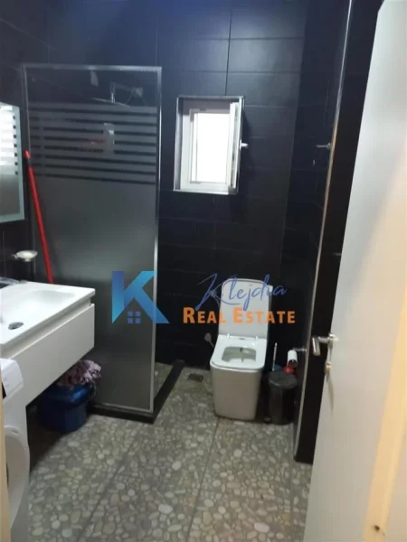Tirane, jepet me qera apartament 1+1 Kati 6, 55 m² 370 € (Ali Dem, afer Shkolles 1 Maji)