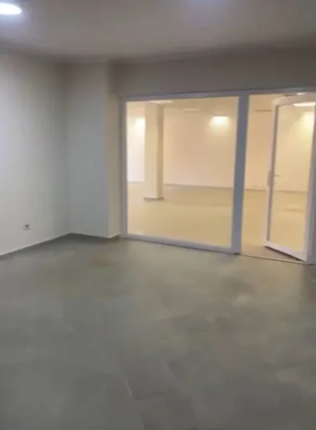 Tirane, jepet me qera dyqan Kati 1, 113 m² 500 € (Rruga Elbasanit)