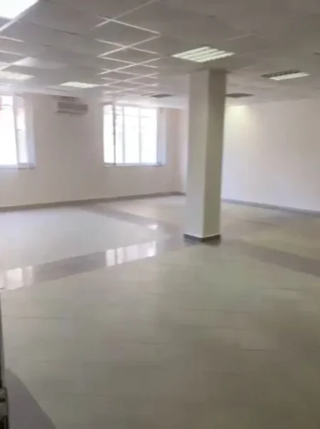 Tirane, jepet me qera dyqan Kati 1, 113 m² 500 € (Rruga Elbasanit)