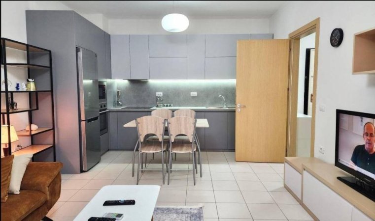 Tirane, jepet me qera apartament 1+1+Ballkon Kati 3, 65 m² 500 € (Liqeni i thate prane hotel sokrati)