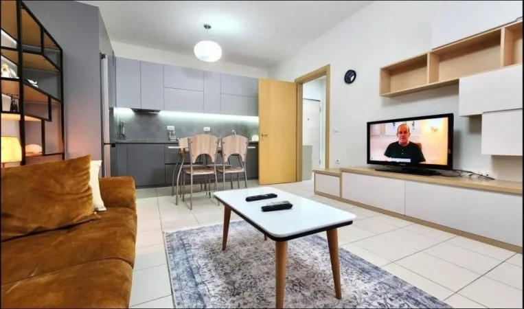 Tirane, jepet me qera apartament 1+1+Ballkon Kati 3, 65 m² 500 € (Liqeni i thate prane hotel sokrati)