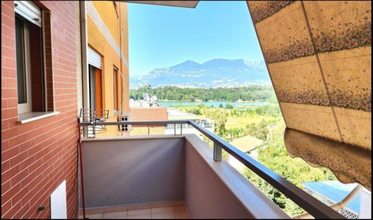 Tirane, jepet me qera apartament 1+1+Ballkon Kati 3, 65 m² 500 € (Liqeni i thate prane hotel sokrati)