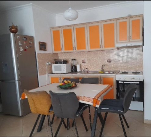 Tirane, jepet me qera apartament 3+1 Kati 4, 97 m² 400 € (Pallatet Cabej)