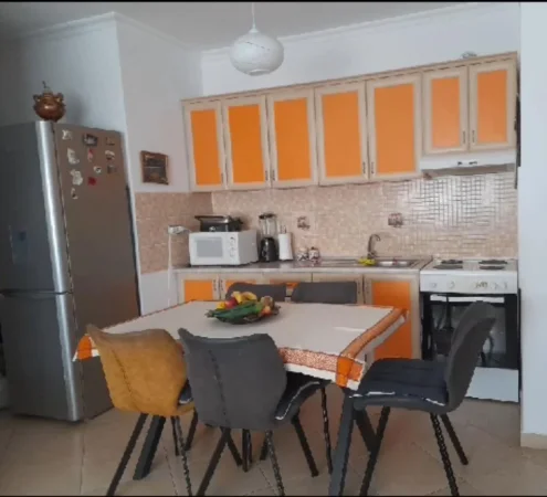 Tirane, jepet me qera apartament 3+1 Kati 4, 97 m² 400 € (Pallatet Cabej)