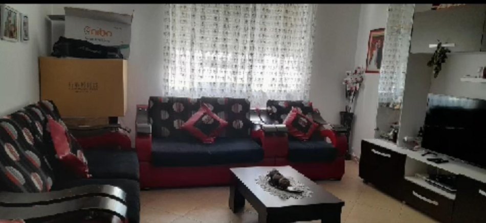 Tirane, jepet me qera apartament 3+1 Kati 4, 97 m² 400 € (Pallatet Cabej)