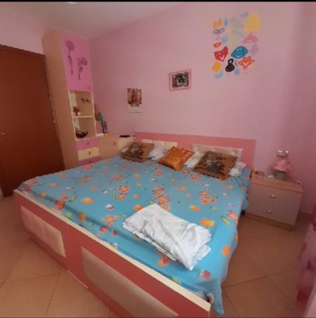 Tirane, jepet me qera apartament 3+1 Kati 4, 97 m² 400 € (Pallatet Cabej)