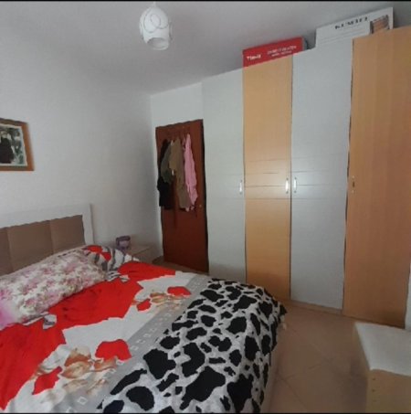 Tirane, jepet me qera apartament 3+1 Kati 4, 97 m² 400 € (Pallatet Cabej)