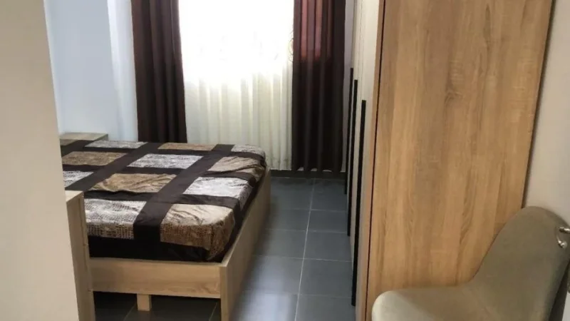 Tirane, jepet me qera apartament 1+1+Ballkon Kati 4, 65 m² 350 € (Shkoze pallatet e tom doshit)