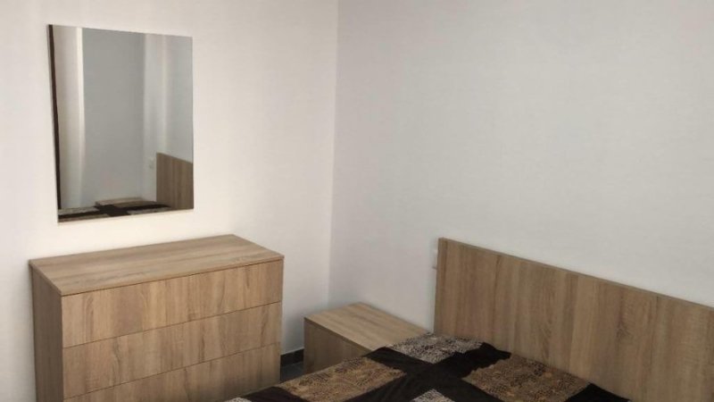 Tirane, jepet me qera apartament 1+1+Ballkon Kati 4, 65 m² 350 € (Shkoze pallatet e tom doshit)