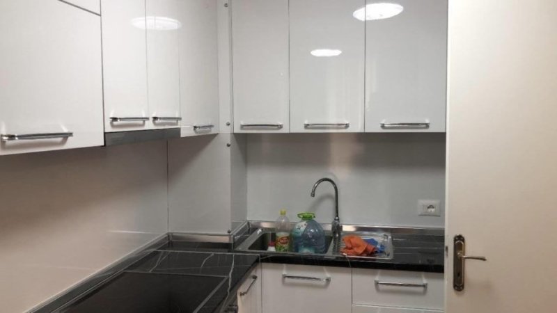 Tirane, jepet me qera apartament 1+1+Ballkon Kati 4, 65 m² 350 € (Shkoze pallatet e tom doshit)
