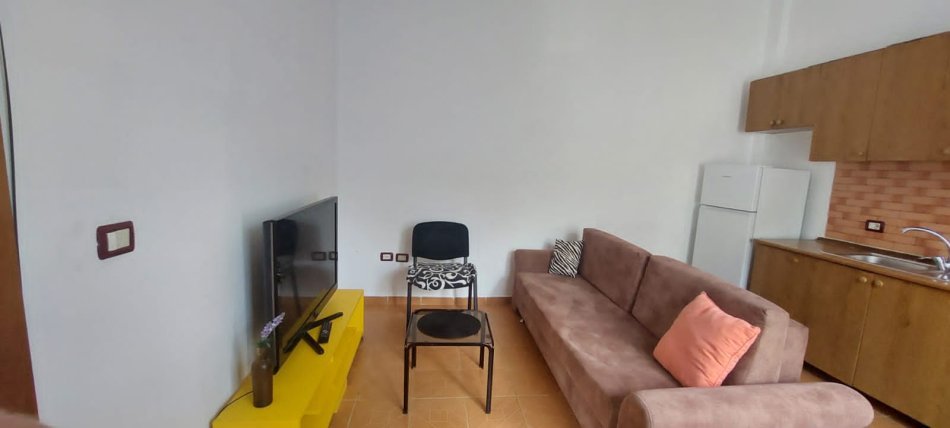 Tirane, jepet me qera apartament 1+1 Kati 1, 40 m² 300 € (Stacioni i Trenit)