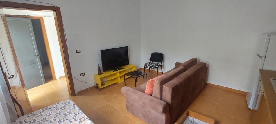 Tirane, jepet me qera apartament 1+1 Kati 1, 40 m² 300 € (Stacioni i Trenit)