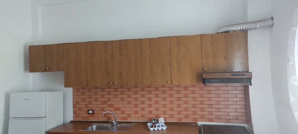 Tirane, jepet me qera apartament 1+1 Kati 1, 40 m² 300 € (Stacioni i Trenit)