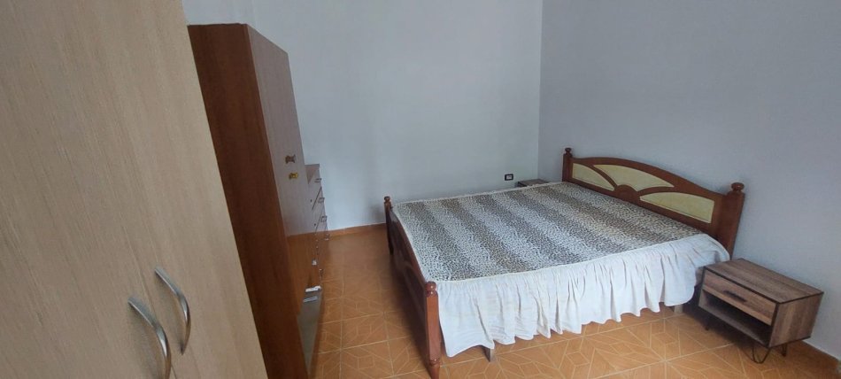 Tirane, jepet me qera apartament 1+1 Kati 1, 40 m² 300 € (Stacioni i Trenit)