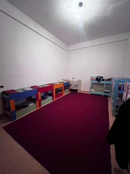 Tirane, jepet me qera ambjent biznesi Kati 0, 210 m² 800 € (Laprake)