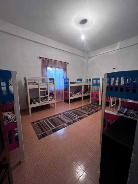 Tirane, jepet me qera ambjent biznesi Kati 0, 210 m² 800 € (Laprake)