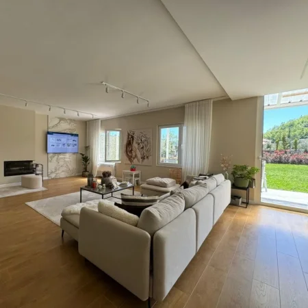 Tirane, shitet apartament 3+1 , 350 m² (Petrele)