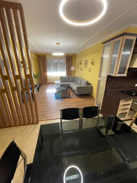 Tirane, jap me qera apartament 3+1+Ballkon Kati 2, 124 m² 800 € (Ish Tregu Elektrik)