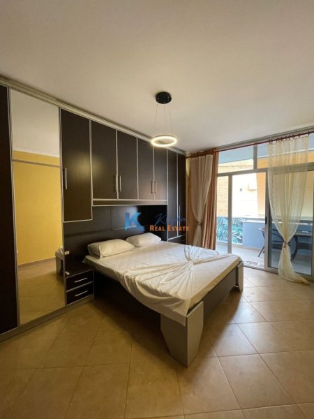 Tirane, jap me qera apartament 3+1+Ballkon Kati 2, 124 m² 800 € (Ish Tregu Elektrik)