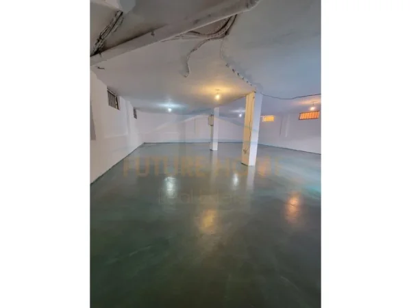 Tirane, jepet me qera ambjent biznesi Kati 0, 122 m² 500 € (Porcelani)