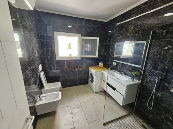 Tirane, shitet apartament 2+1+Ballkon Kati 8, 125 m² 240.000 € (Komuna e Parisit)