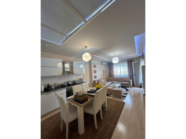 Tirane, jepet me qera apartament 2+1+Ballkon Kati 2, 106 m² 400 € (Fresku)