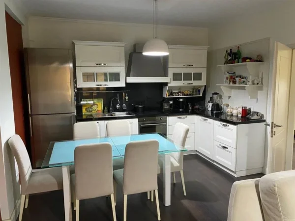 Tirane, jepet me qera apartament 2+1+Ballkon Kati 2, 115 m² 700 € (Rruga Komuna e Parisit)