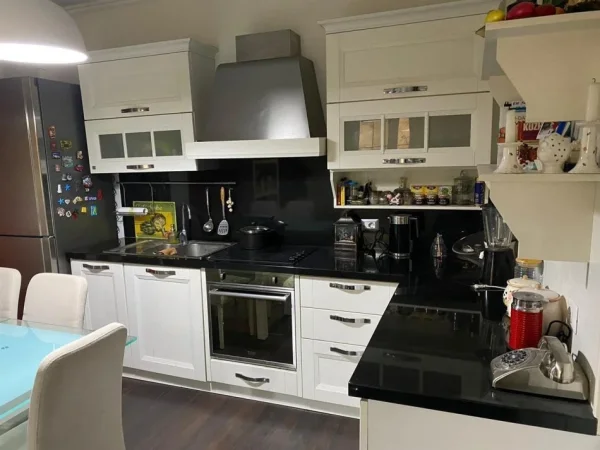 Tirane, jepet me qera apartament 2+1+Ballkon Kati 2, 115 m² 700 € (Rruga Komuna e Parisit)