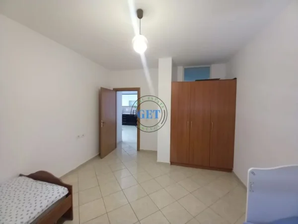 Durres, jepet me qera apartament 2+1+Ballkon Kati 4, 85 m² 350 € (Stadiumi ,Durres)
