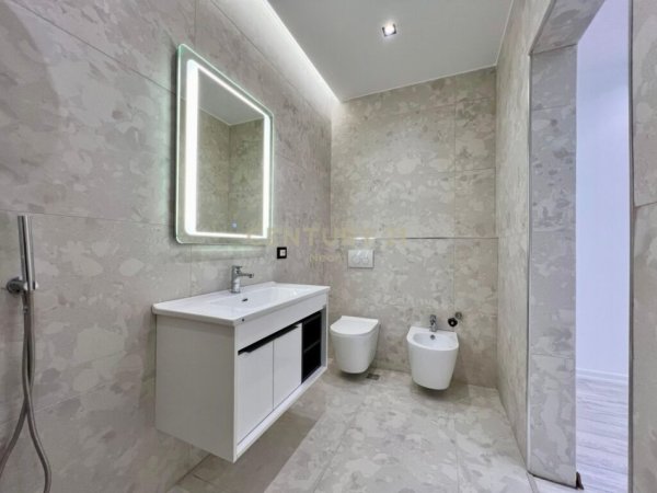 shitet apartament 3+1 Kati 9, 111 m² 285.000 € (Rruga e Kavajes)