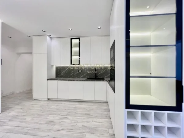 shitet apartament 3+1 Kati 9, 111 m² 285.000 € (Rruga e Kavajes)