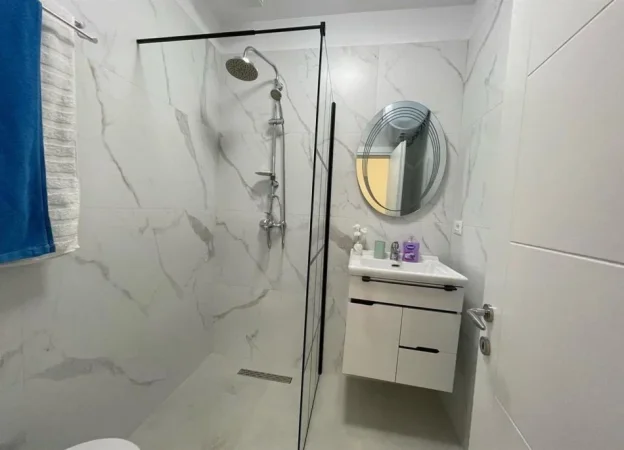 Tirane, jepet me qera apartament 1+1 Kati 3, 45 m² 500 € (Qender)