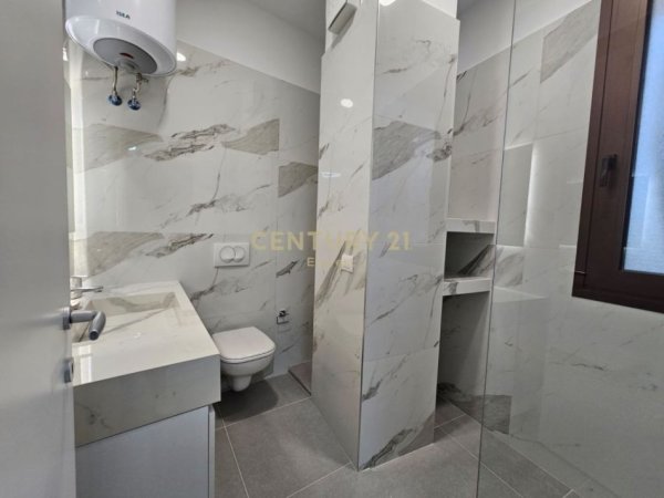 Tirane, jepet me qera apartament 2+1 Kati 8, 119 m² 1.500 € (e barrikadave)