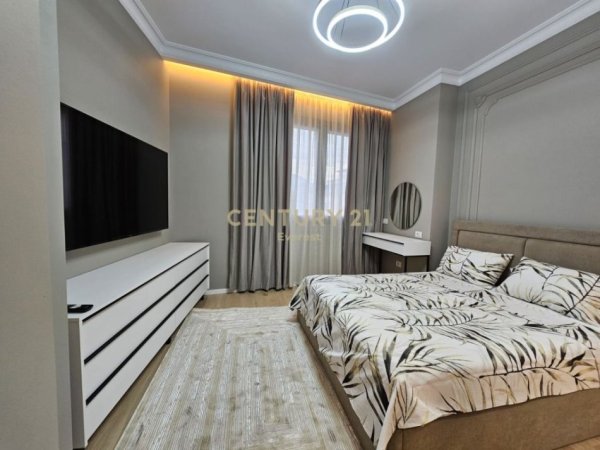 Tirane, jepet me qera apartament 2+1 Kati 8, 119 m² 1.500 € (e barrikadave)