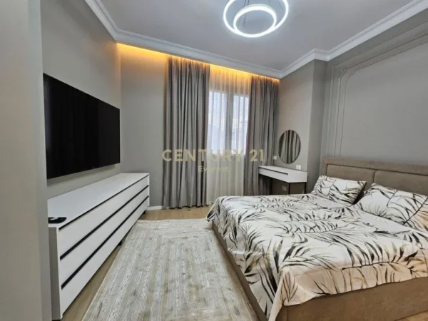Tirane, jepet me qera apartament 2+1 Kati 8, 119 m² 1.500 € (e barrikadave)