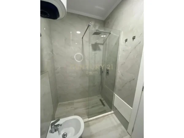 Tirane, jepet me qera apartament 1+1+Ballkon Kati 6, 79 m² 500 € (e dfibres)
