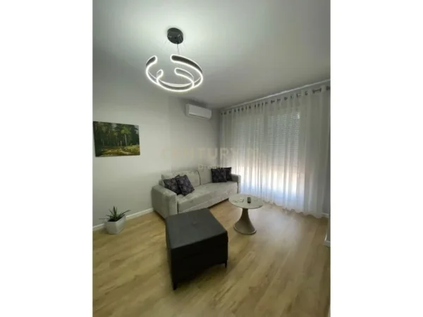 Tirane, jepet me qera apartament 1+1+Ballkon Kati 6, 79 m² 500 € (e dfibres)