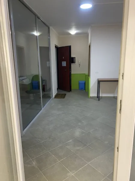 Tirane, jepet me qera zyre Kati 1, 115 m² 500 € (Rruga e Elbasanit)