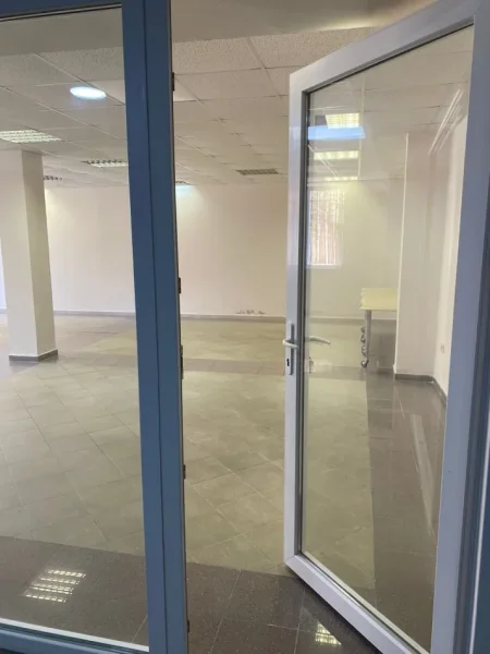 Tirane, jepet me qera zyre Kati 1, 115 m² 500 € (Rruga e Elbasanit)