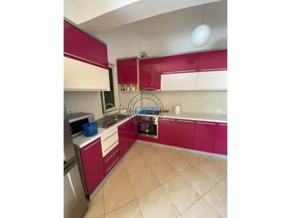 Durres, jepet me qera 2+1+Ballkon Kati 5, 94 m² 400 € (Shkembi , Kavajes)