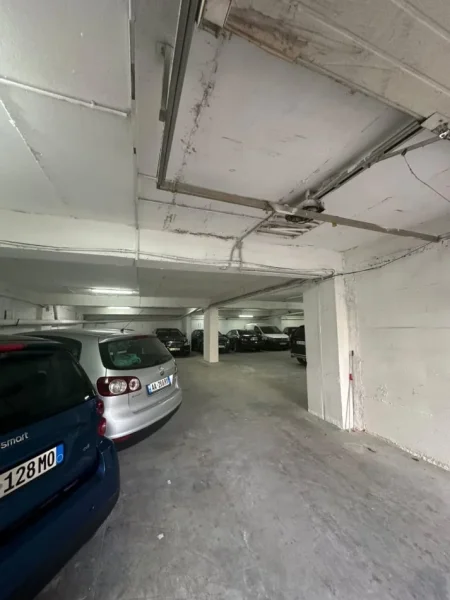 Tirane, jepet me qera magazine Kati 0, 450 m² 1.900 € (Komuna e Parisit / Kopshti Botanik)