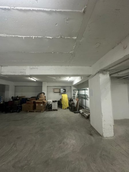 Tirane, jepet me qera magazine Kati 0, 450 m² 1.900 € (Komuna e Parisit / Kopshti Botanik)