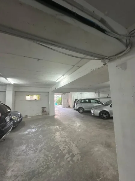 Tirane, jepet me qera magazine Kati 0, 450 m² 1.900 € (Komuna e Parisit / Kopshti Botanik)