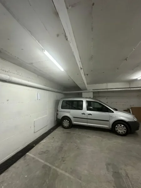 Tirane, jepet me qera magazine Kati 0, 450 m² 1.900 € (Komuna e Parisit / Kopshti Botanik)