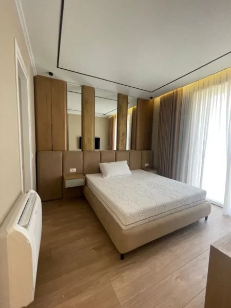 Tirane, jepet me qera apartament 3+1 Kati 1, 150 m² 1.800 € (Liqeni i Thatë.)  TT 1168